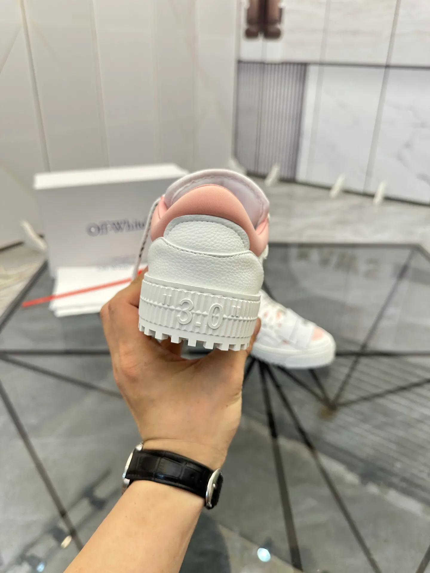 Selling men's shoes 💰: 💰P500¥ High-end top quality Product trademark: OFF WHITE *"OFF WHITE*" low-top casual shoes Regular size: 35-45 (can be customized to 46) Couple style Product materials: Upper imported first-layer cowhide stitched with original fabric, genuine leather lining, original outsole. No.: H203
